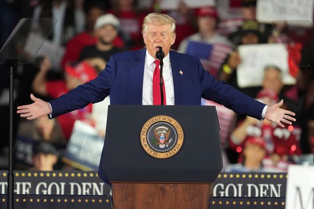 지난달 29일(현지 시간) 미국 도널드 트럼프 대통령이 취임 100일 기념행사에서 연설하고 있다. [사진=AP/뉴시스]