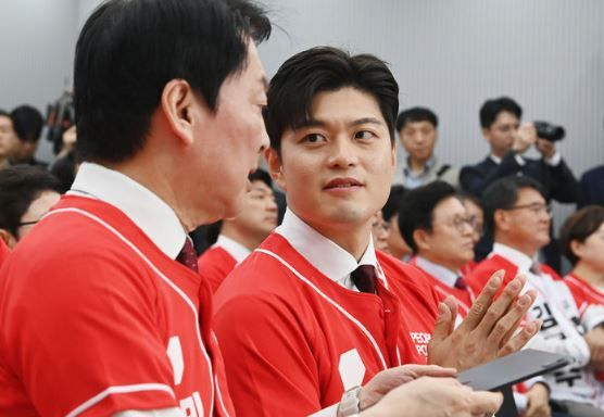 국민의힘 비상대책위원장으로 내정된 김용태 국민의힘 중앙선거대책위원회 공동선거대책 위원장이 12일 오전 서울 영등포구 여의도 국민의힘 중앙당사에서 열린 중앙선대위 회의 및 중앙선대위 임명장 수여식에 참석하고 있다.&nbsp;[사진출처=뉴시스]<br>