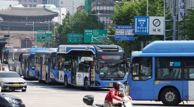전국 시내·외 버스 노조가 동시다발적 노동쟁의조정 신청에 들어간 가운데, 12일 서울역 인근에서 버스들이 이동하고 있다. [사진제공=뉴시스]<br>