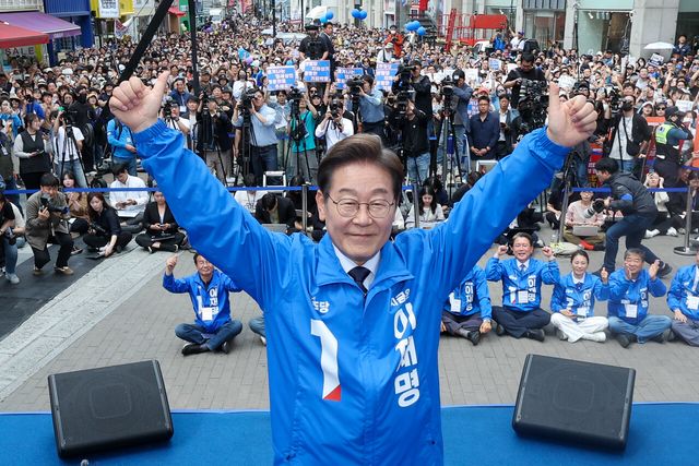 &nbsp;이재명 더불어민주당 대선 후보가 13일 대구 중구 동성로 광장에서 열린 집중유세에서 연설을 마친 뒤 두 손을 번쩍 들고 있는 모습. [사진제공=뉴시스]<br>