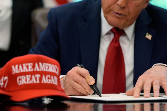 미국 도널드 트럼프 대통령이 지난 4월 23일(현지 시간) 백악관 집무실에서 교육 관련 행정명령에 서명하고 있다. [사진=AP/뉴시스]