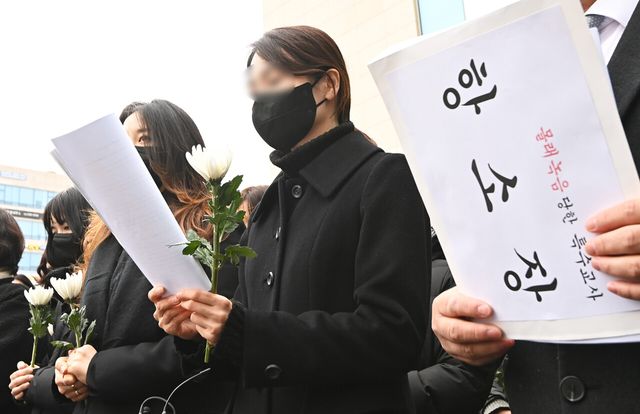 지난해 2월 6일 웹툰작가 주호민씨의 아들을 정서적으로 학대한 혐의로 1심에서 유죄 판단을 받은 특수교사 A씨가 경기도 수원지방법원에서 항소장을 제출하기 전 기자회견에 참석해 있다. [사진제공=뉴시스]