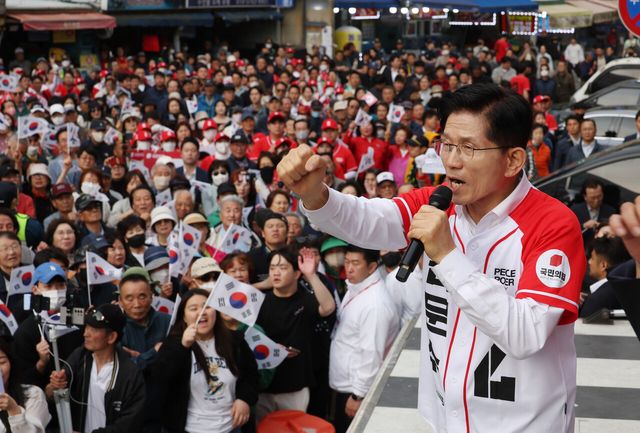 김문수 국민의힘 대선 후보가 13일 부산 자갈치시장을 찾아 유세를 하고 있는 모습. [사진제공=뉴시스]<br>