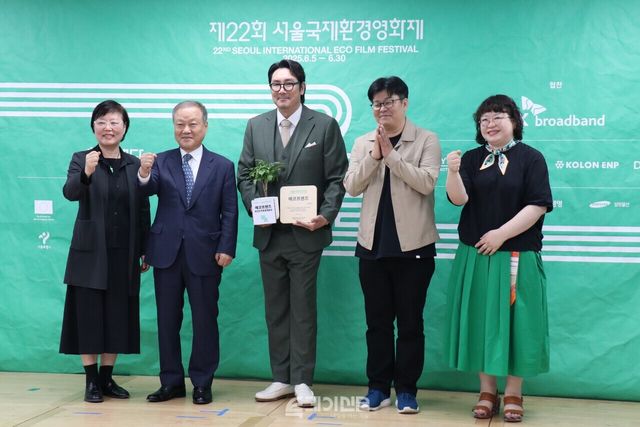 14일 오전 서울 중구 환경재단 레이첼카슨홀에서 진행된 제22회 서울국제환경영화제 기자간담회에서 이미경 공동집행위원장(왼쪽), 최열 조직위원장(왼쪽에서 두 번째), 배우 조진웅(가운데), 정재승 공동집행위원장(오른쪽에서 두 번째), 장영자 프로그래머(오른쪽)이 참석해 단체 사진 촬영을 진행하고 있다.&nbsp;©투데이신문