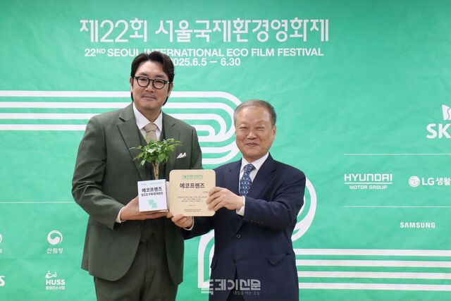 제22회 서울국제환경영화제 에코프렌즈로 선정돼 기념촬영을 하고 있는 배우 조진웅(왼쪽)과 최열 조직위원장(오른쪽)&nbsp;©투데이신문