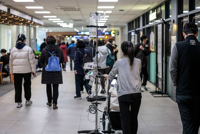 지난 1월 14일 서울 소재 한 대학병원에서 환자들이 이동하고 있다. [사진제공=뉴시스]<br>