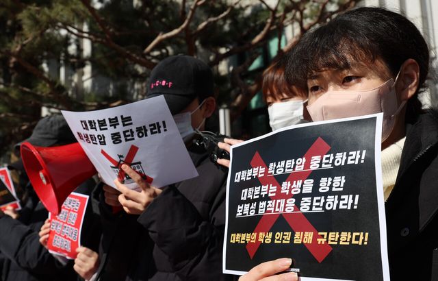 동덕여대 제58대 총학생회 비상대책위원회 학생들이 지난 2월 20일 서울 성북구 소재 동덕여대 본관 앞에서 ‘동덕여대 본부의 보복성 법적 대응 및 학생인권침해 규탄하는 학내 서명 선포 기자회견’을 진행하고 있다.&nbsp; [사진제공=뉴시스]<br>