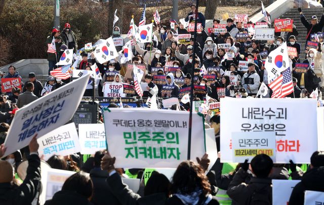 지난 2월 17일 서울 관악구 서울대학교 학생회관 앞에서 윤석열 대통령 퇴진을 촉구하는 서울대 공동행동 참가자들과 탄핵을 반대하는 서울대인 및 시민들이 각자 집회를 이어가고 있다. [사진제공=뉴시스]<br>