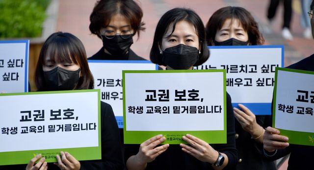 2023년 10월 24일 초등교사노동조합이 광주 소재 모 초등학교 인근에서 1년여의 재판끝에 아동학대 무혐의 판결된 교사에 대한 교권회복을 주장하고 있다. [사진제공=뉴시스]<br>