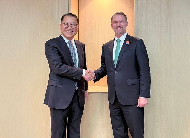 한화오션 김희철 대표(왼쪽)가 16일 오후 미국무역대표부(USTR) 제이미슨 그리어 대표와 만나 조선산업 협력방안에 대해 논의를 마치고 기념 촬영을 하고 있다. [사진=한화오션]
