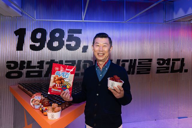 종합식품기업 하림이 냉동치킨 브랜드&nbsp;‘맥시칸’을 출시한다. 하림그룹 김홍식 회장이 출시 제품을 들어 보이고 있다. [사진=하림]<br>