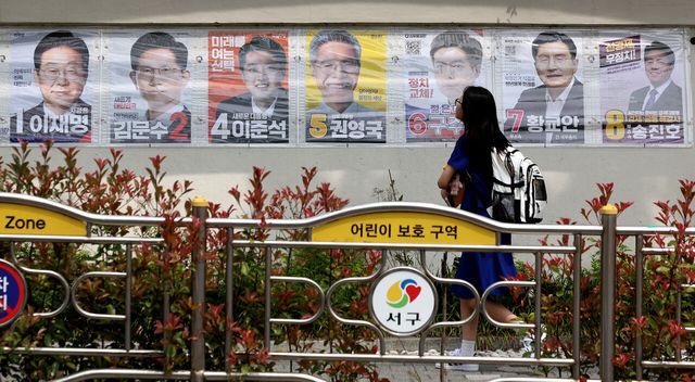 지난 15일 대구 서구 소재 한 중학교 담장에 제21대 대통령선거 선거벽보가 붙여져 있다. [사진제공=뉴시스]<br>