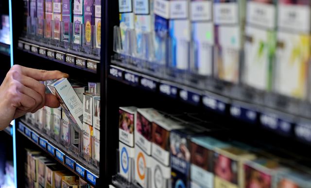 서울 소재 한 편의점에 담배 상품이 매대에 배치돼 있다. [사진제공=뉴시스]<br>