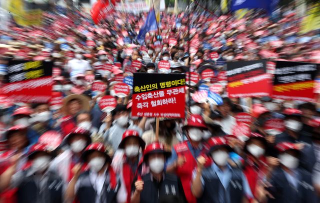축산 생존권 사수 비상대책위원회가 지난 2022년 8월 11일 서울 중구 서울역 인근에서 '수입 축산물 무관세 철회, 사료값 안정대책 마련'을 촉구하는 집회를 하고 있다. [사진제공=뉴시스]