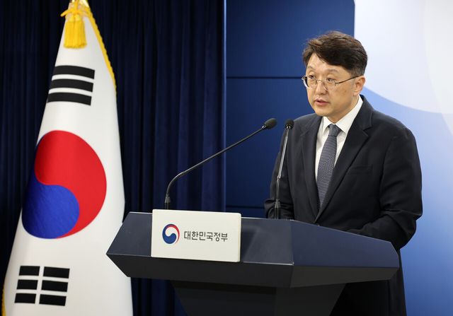 19일 오전 서울 종로구 정부서울청사에서 과학기술정보통신부 최우혁 정보보호네트워크정책관이 SK텔레콤 침해사고 관련 민관합동조사단 중간 조사 결과를 발표하고 있다. [사진=뉴시스]
