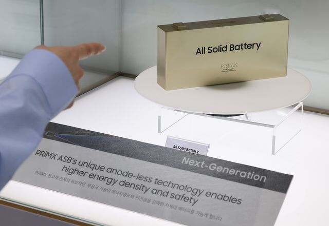 지난해 4월 서울 강남구 코엑스에서 열린 '제37회 세계전기차동차 학술대회 및 전시회(EVS37)'에서 삼성SDI가 전고체 배터리 모델을 선보이고 있다. [사진=뉴시스]