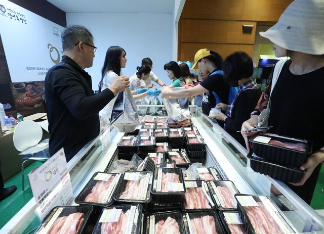 지난 2023년 7월 17일 서울 강남구 코엑스에서 개막한 한돈자조금관리위원회 창립 20주년 및 대한한돈협회 태동 50주년 기념 '한돈페스타'에서 소비자들이 한돈 돼지고기를 구입하고 있다. [사진제공=뉴시스]