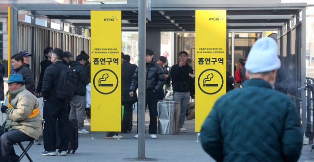 지난 3월 19일 서울 중구 서울역 인근 흡연구역에서 시민들이 담배를 피우고 있는 모습. [사진제공=뉴시스]