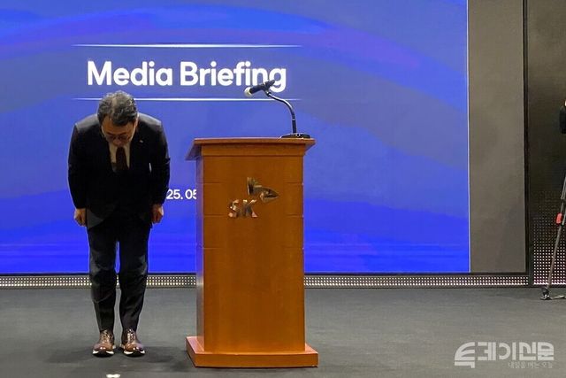 2일 오전 서울 중구 SK T타워에서 SK텔레콤 유영상 CEO(대표)가 해킹 사태와 관련해 고개숙여 사과하고 있다. ⓒ투데이신문