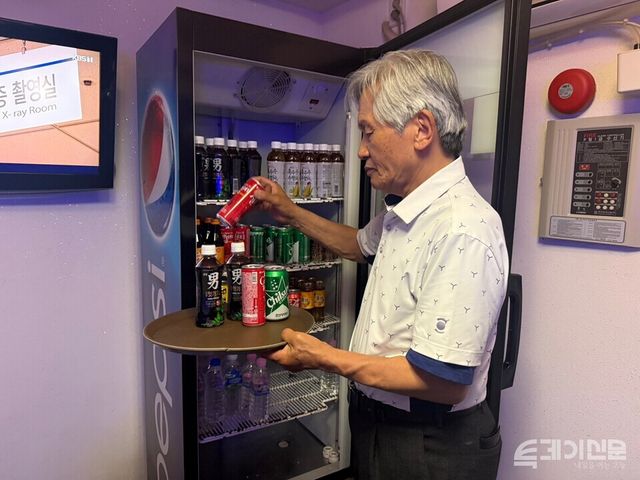 노병수(80)씨는 헌법재판소 인근에서 노래 연습장을 30년째 운영하고 있다.ⓒ투데이신문