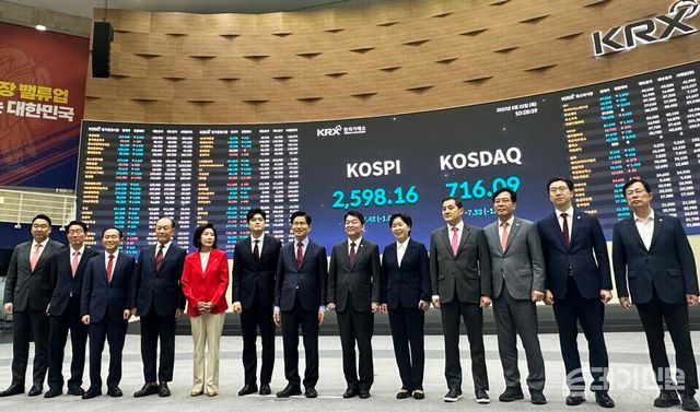 국민의힘 김문수 대선 후보가 22일 서울 여의도 한국거래소에서 열린 중앙선거대책위원회 현장회의에서 홍보관을 둘러보고 기념촬영을 하고 있다. ⓒ투데이신문