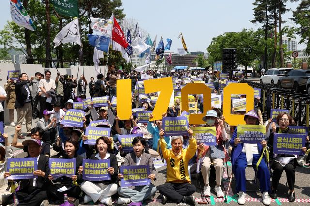지난 14일 제1700차 정기 수요시위가 오후 서울 종로구 주한 일본대사관 인근에서 시위 참가자들이 일본 정부의 공식 사과와 배상을 촉구하고 있다. [사진제공=뉴시스]