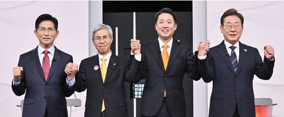 지난 18일 서울 마포구 SBS프리즘타워에서 열린 중앙선거방송토론위원회 주관 제21대 대통령선거 후보자 토론회에서 각 정당 대선 후보들이 선전을 다짐하고 있다. 왼쪽부터 국민의힘 김문수, 민주노동당 권영국, 개혁신당 이준석, 더불어민주당 이재명 대선후보.&nbsp;