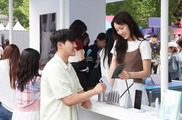 서울 성북구 고려대학교 서울캠퍼스에 오픈한 ‘갤럭시 캠퍼스 스튜디오’에서 방문객들이 ‘갤럭시 S25 엣지’의 두께를 비교하고 있다. [사진=삼성전자]