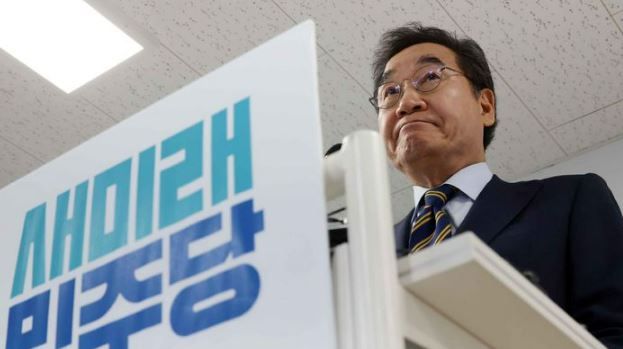 새미래민주당 이낙연 상임고문이 27일 오전 서울 여의도 중앙당사에서 김문수 국민의힘 대선후보와 '개헌·공동정부' 합의 관련 기자회견을 하고 있다. [사진출처=뉴시스]<br>