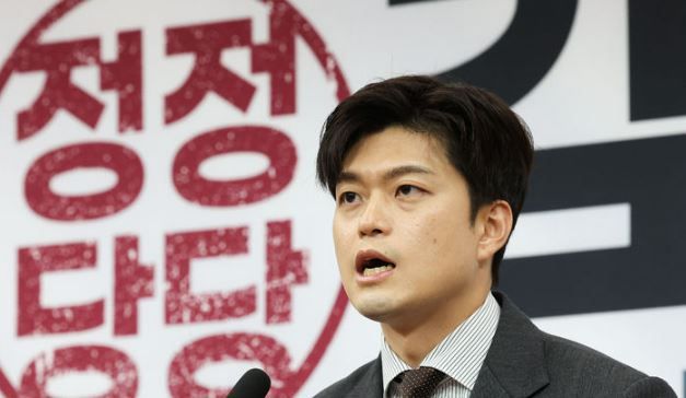 국민의힘 김용태 비상대책위원장이 지난 20일 오전 서울 여의도 국회에서 열린 긴급 기자회견에서 대통령 후보의 배우자 TV 토론을 제안하고 있다.[사진출처=뉴시스]