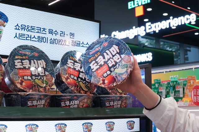 편의점 세븐일레븐이 항공사, 식품사와 손잡고 도쿠시마 라면을 출시했다. [사진=세븐일레븐]<br>