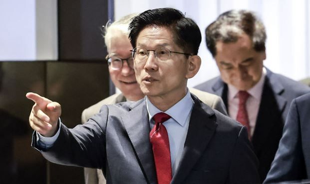 국민의힘 김문수 대선 후보가 지난 23일 서울 중구 더플라자호텔에서 열린 제3회 국가와 민족을 위한 조찬기도회에 참석하며 연호하는 지지자들에게 그만하라며 손짓하고 있다. [사진출처=뉴시스]