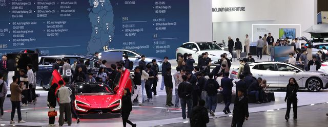 지난 4월 4일 오전 경기도 고양시 킨텍스에서 열린 2025서울모빌리티쇼를 찾은 관람객들이 BYD 부스에서 전기차를 관람하고 있다. [사진=뉴시스]