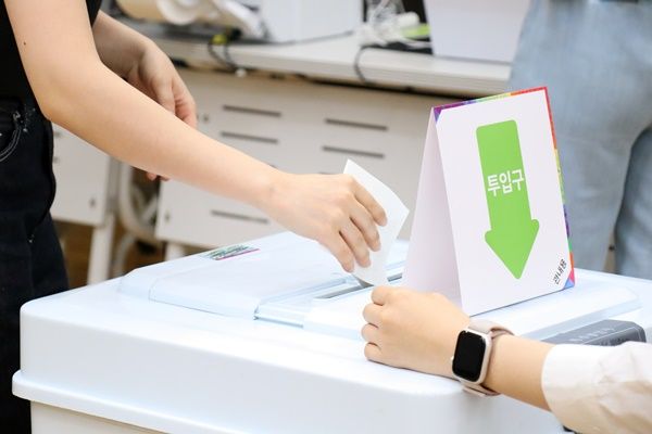 제21대 대통령선거 사전투표 둘째날인 30일 여의도동 주민센터에서 유권자들이 투표를 하고 있다. ⓒ투데이신문<br>