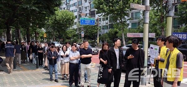 제21대 대통령 선거 사전투표 마지막 날인 30일 여의도동 주민센터에 설치된 사전투표소를 찾은 유권자들이 투표를 하기 위해 길게 줄을 서고 있다.ⓒ투데이신문<br>