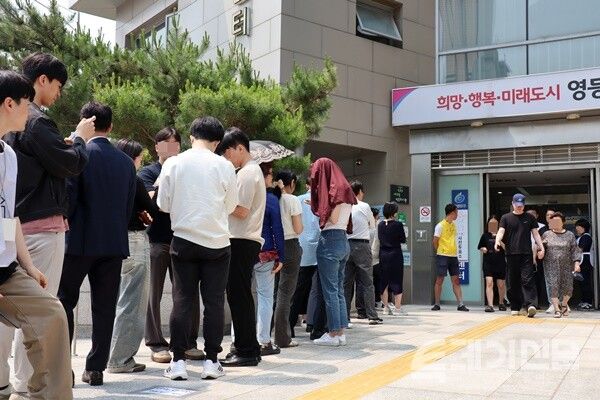 제21대 대통령 선거 사전투표 마지막 날인 30일 여의도동 주민센터에 설치된 사전투표소를 찾은 유권자들이 투표를 하고 있다.ⓒ투데이신문<br>