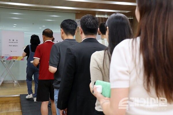 제21대 대통령 선거 사전투표 마지막 날인 30일 여의도동 주민센터에 설치된 사전투표소를 찾은 유권자들이 투표를 하고 있다.ⓒ투데이신문<br>