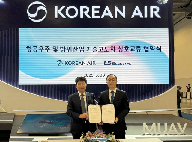 대한항공 임진규 항공우주사업본부장(왼쪽)과 이상준 LS일렉트릭 자동화CIC최고운영책임자가 기념 촬영하고 있다. [사진=대한항공]