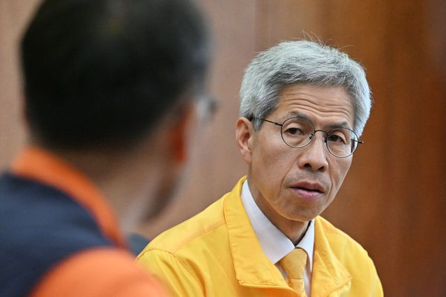 민주노동당 권영국 대통령선거 후보가 지난 29일 광주시 광산구 금호타이어 광주공장에서 열린 노사간담회에 참석해 얘기를 듣고 있다. [사진제공=뉴시스]