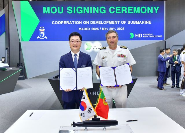 HD현대중공업이 부산 벡스코에서 열린 'MADEX 2025'에서 포르투갈 해군과 MOU를 체결하고 기념 촬영을 하고 있다. [사진=HD현대]