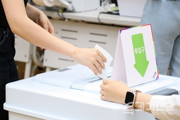 제21대 대통령선거 사전투표 둘째날인 30일 여의도동 주민센터에서 유권자가 투표함에 표를 넣고 있다. ⓒ투데이신문