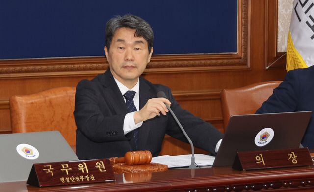 이주호 대통령 권한대행 부총리 겸 교육부 장관이 지난 2일&nbsp;서울 종로구 정부서울청사에서 열린 임시 국무회의에서 마이크를 쥐고 있다. [사진제공=뉴시스]