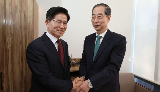  국민의힘 김문수 대선 후보와 무소속 한덕수 대선 후보가 7일 서울 종로구의 한 식당에서 단일화 관련 회동을 하고 있다.&nbsp;[사진출처=뉴시스]<br>