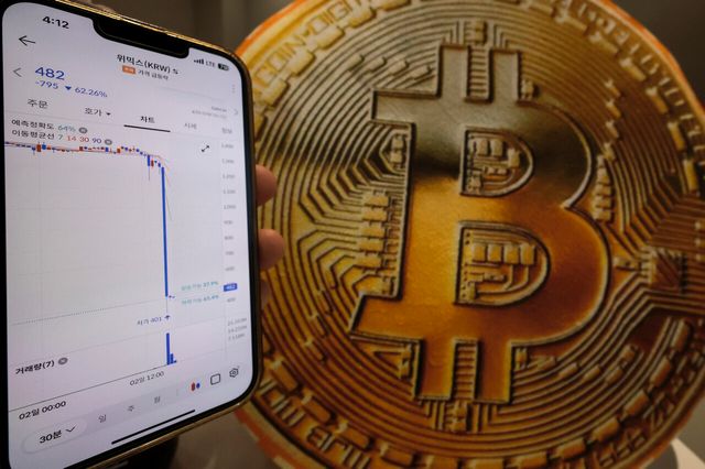 지난 2일 서울 강남구 빗썸라운지에서 바라본 휴대폰 화면에 위믹스 시세가 나오고 있다. [사진=뉴시스]