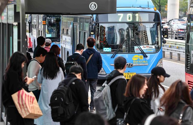 지난달 30일 오전 서울역 인근 버스 환승 승강장에서 시민들이 버스를 기다리고 있다. [사진제공=뉴시스]<br>
