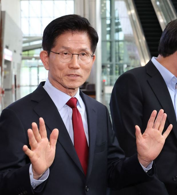 국민의힘 김문수 대선 후보가 지난 6일 경북 경주시 HICO 미디어센터에서 단일화 관련 반발하며 후보 일정 중단을 선언하고 있다.&nbsp;[사진출처=뉴시스]<br>