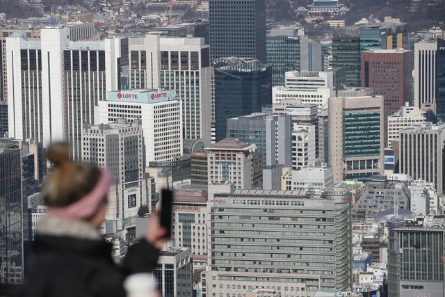 서울 남산공원에서 바라본 을지로 오피스 단지. [사진=뉴시스]