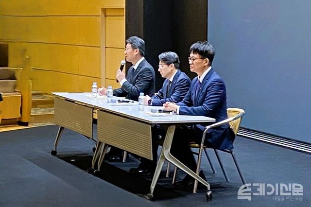 7일 오전 서울 중구 을지로 SK텔레콤 사옥에서 열린 ‘SK텔레콤 사이버 침해 사고’ 데일리 브리핑에서 취재진의 질의응답이 진행되고 있다. 왼쪽부터 SK텔레콤 김희섭 커뮤니케이션 센터장, 임봉호 MNO 사업부장, 류정환 네트워크 인프라 센터장 ⓒ투데이신문