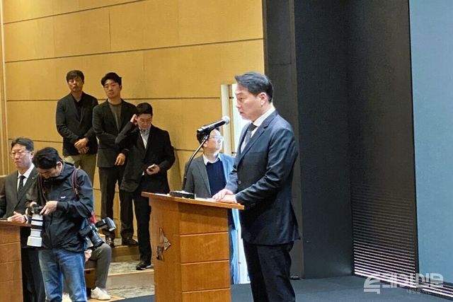 7일 오전 서울 중구 을지로 SK텔레콤 사옥에서 열린 ‘SK텔레콤 사이버 침해 사고’ 데일리 브리핑에서 SK그룹 최태원 회장이 사과문을 발표하고 있다. ⓒ투데이신문