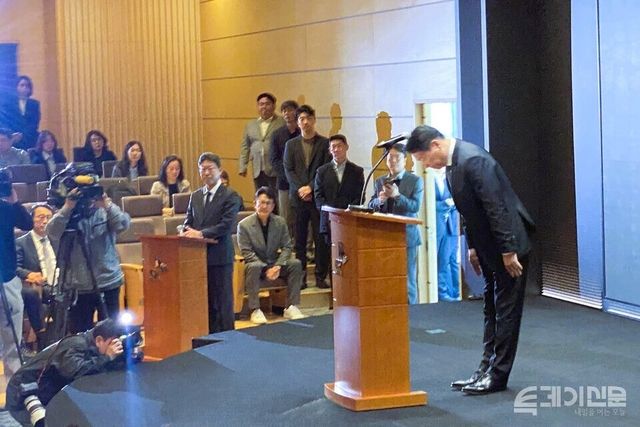 7일 오전 서울 중구 을지로 SK텔레콤 사옥에서 열린 ‘SK텔레콤 사이버 침해 사고’ 데일리 브리핑에서 SK그룹 최태원 회장이 고개 숙여 사과하고 있다. ⓒ투데이신문